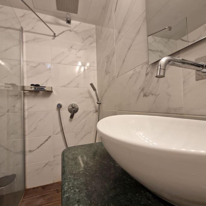 Chic Apt Near Acropolis - Avdi Square Афины Экстерьер фото