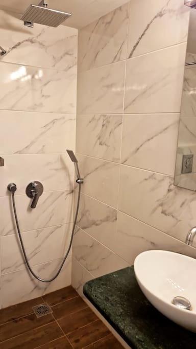 Chic Apt Near Acropolis - Avdi Square Афины Экстерьер фото