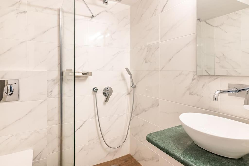 Chic Apt Near Acropolis - Avdi Square Афины Экстерьер фото