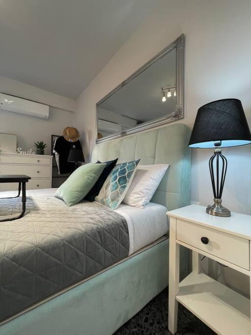 Chic Apt Near Acropolis - Avdi Square Афины Экстерьер фото