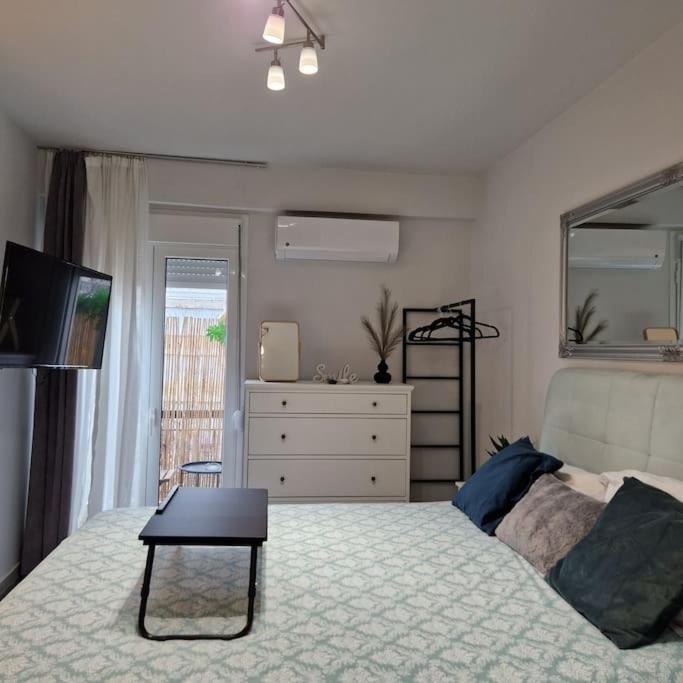 Chic Apt Near Acropolis - Avdi Square Афины Экстерьер фото